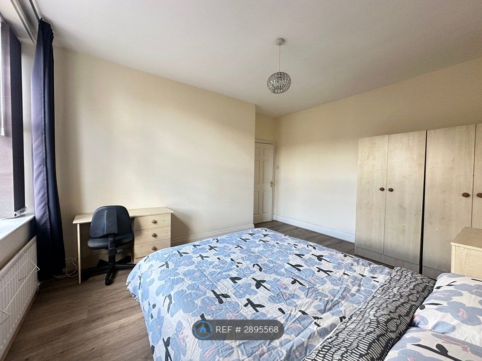 Property photo 3 of 34 Large Front Bedroom