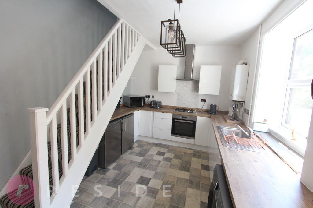 Property photo 3 of 14 Kitchen
