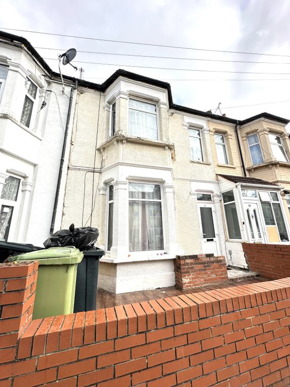 Property photo 1 of 11 3-Bedroom House €“ Prime Southall Broadway