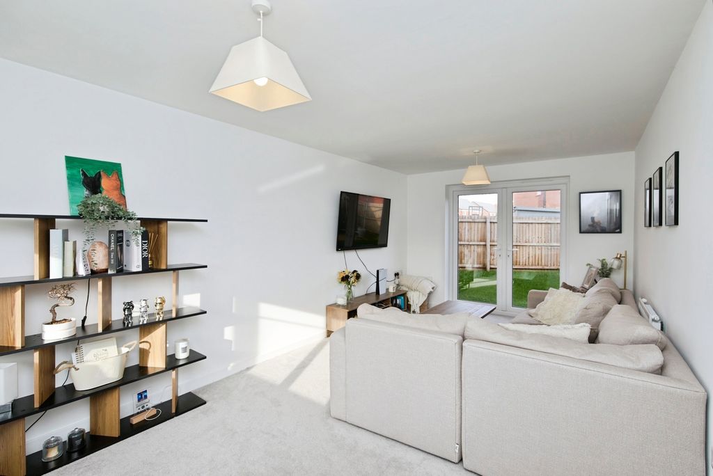 Property photo 2 of 17 Lounge