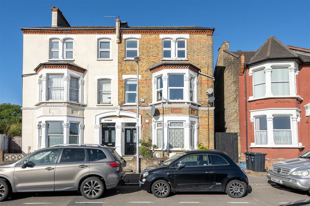 Property photo 1 of 20 Marlborough Road, E18