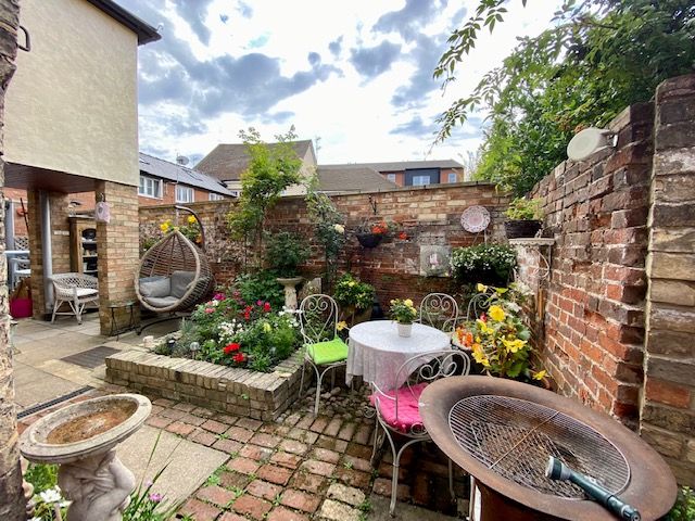 Property photo 3 of 8 Garden