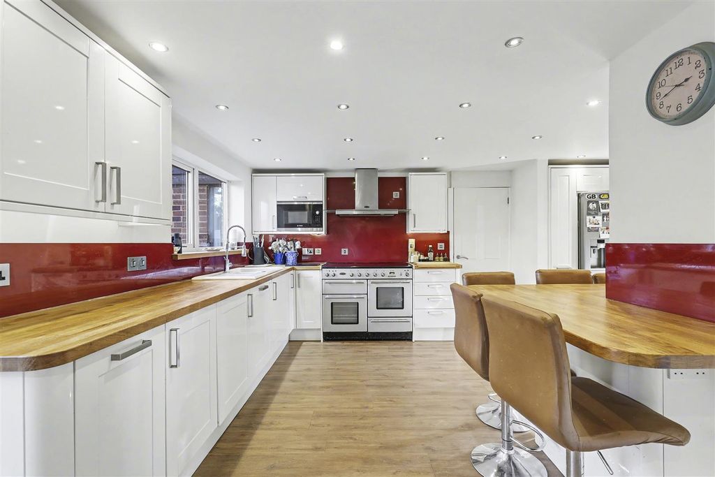 Property photo 2 of 30 Parkway (3)_21.Jpg