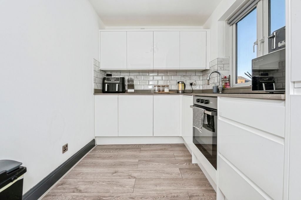 Property photo 2 of 10 Kitchen