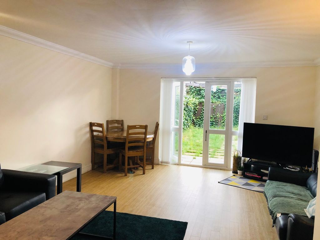 Property photo 2 of 22 2 Bed 2 Bath House For Rent In Forest Gate E7.