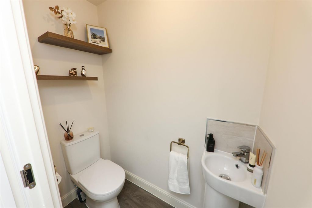 Property photo 2 of 17 Ground Floor WC