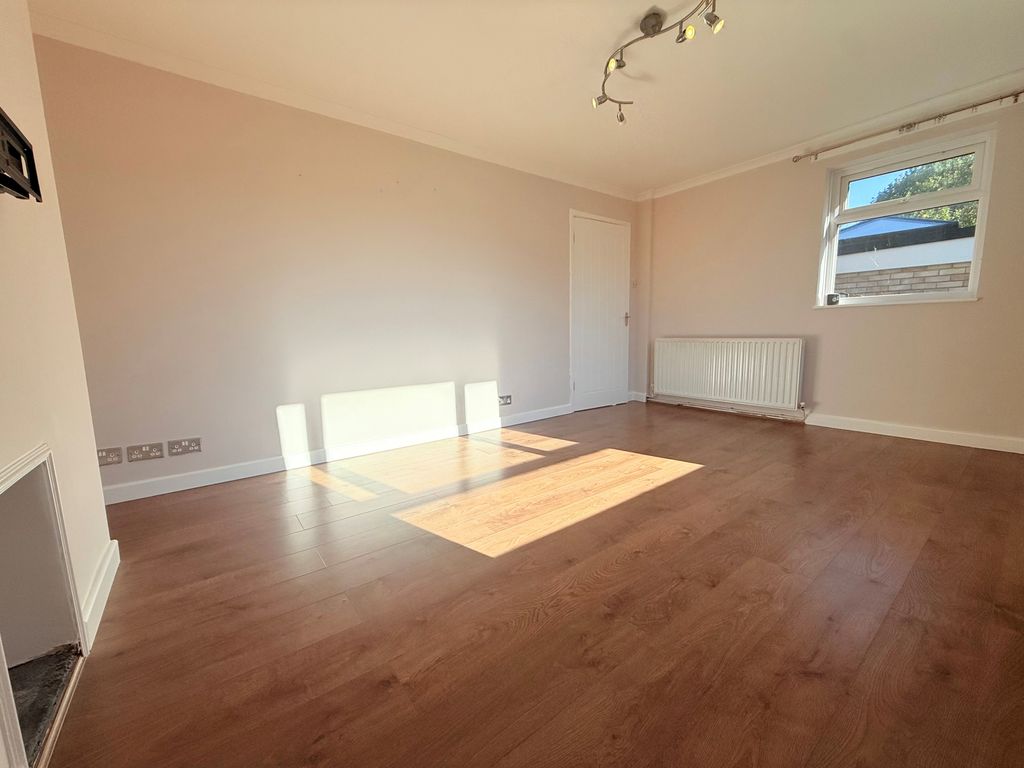 Property photo 3 of 11 Living Room