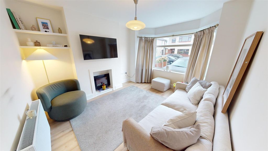 Property photo 2 of 18 Birley St Living Room