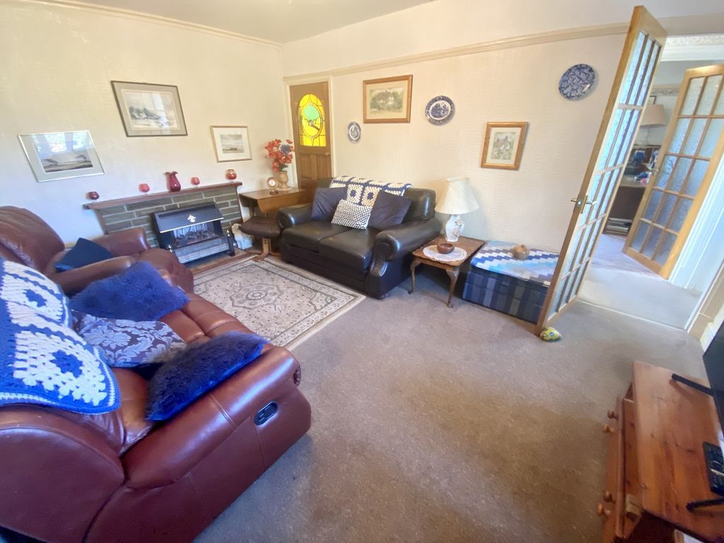 Property photo 2 of 16 Lounge