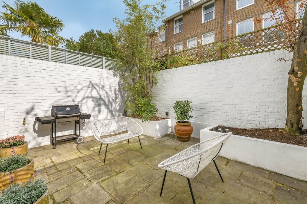 Property photo 3 of 11 Pretty Paved Garden