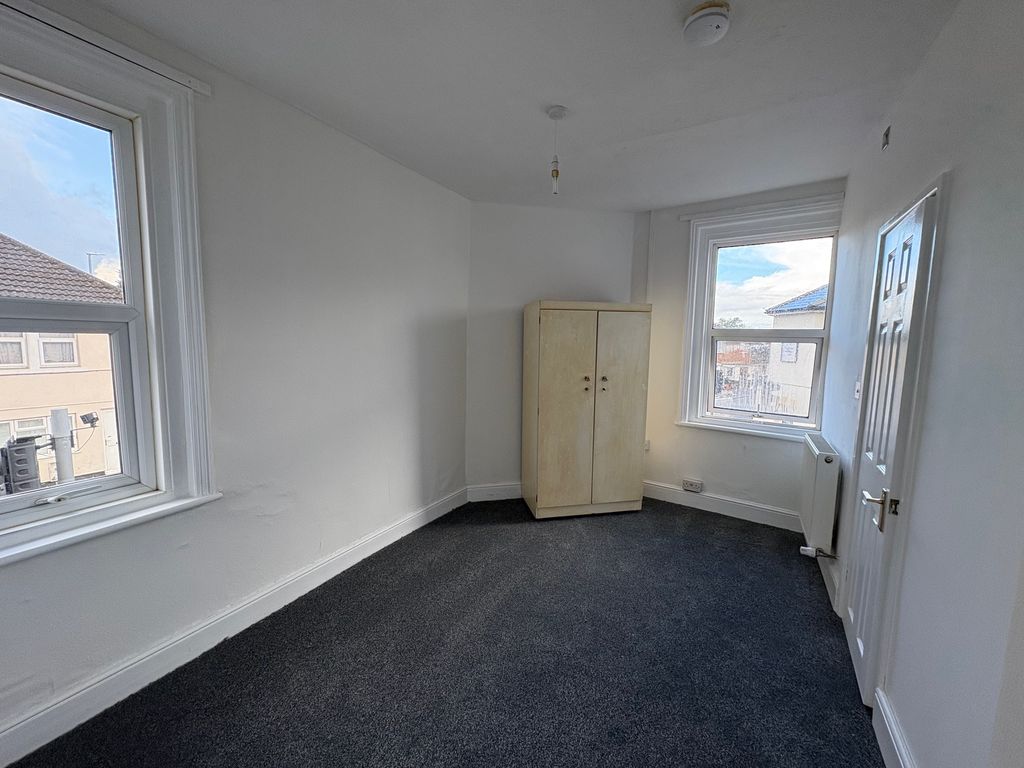 Property photo 3 of 6 Bedroom With Wardrobe