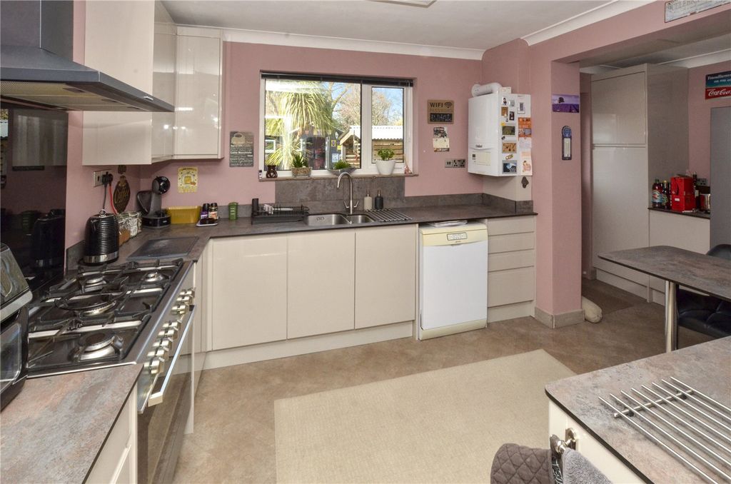 Property photo 3 of 21 Kitchen/Breakfast Rm
