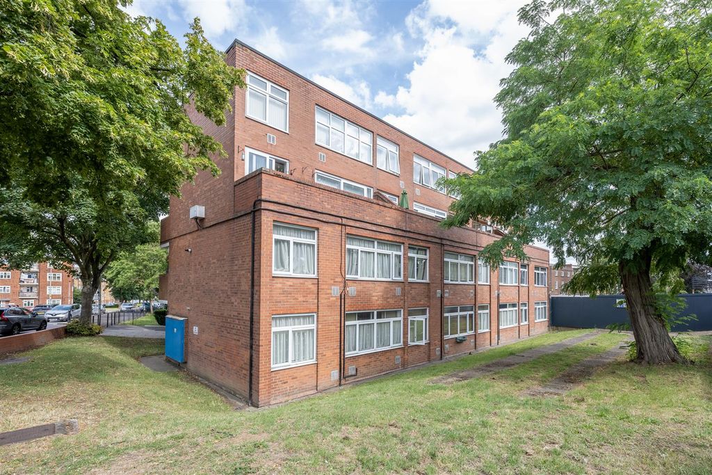 Property photo 2 of 23 Churchfields, E18