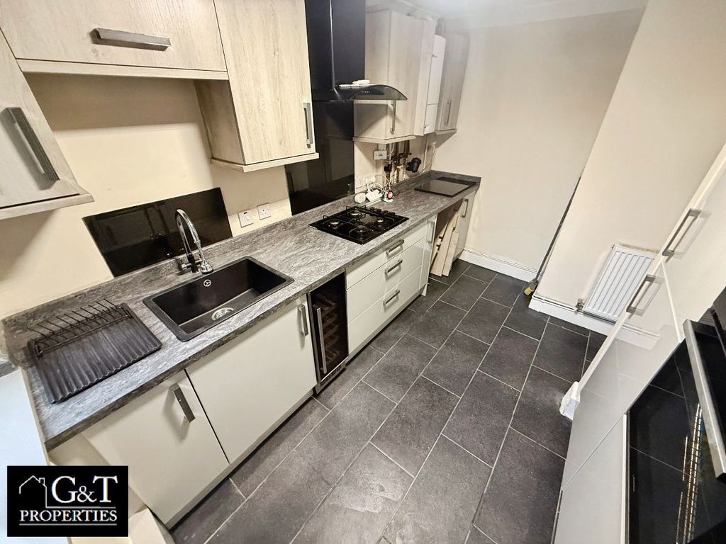 Property photo 3 of 17 Kitchen