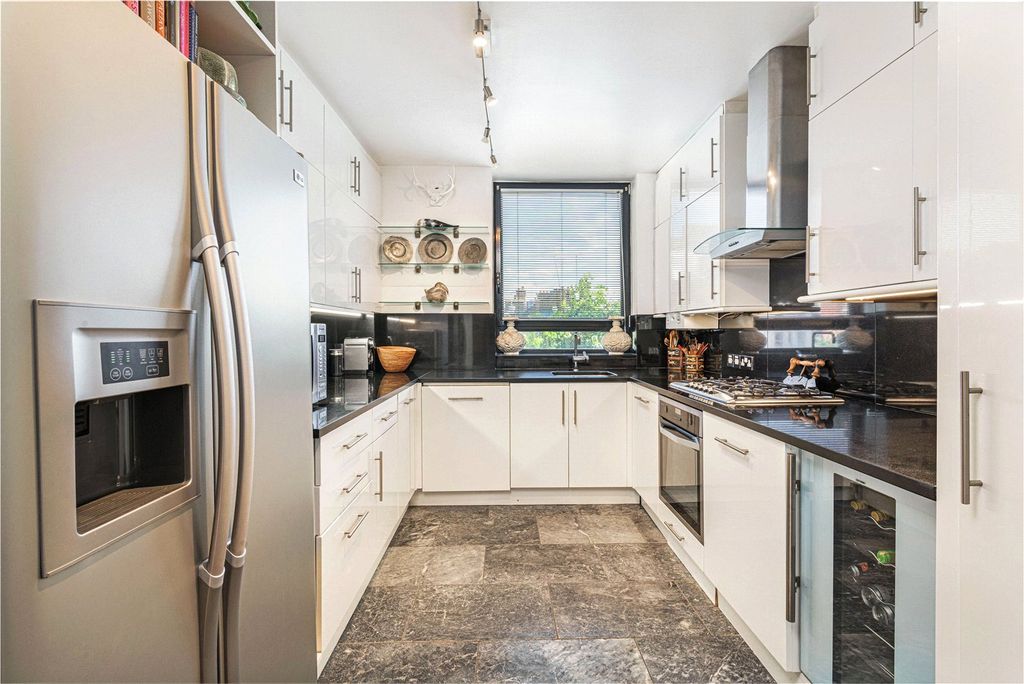 Property photo 3 of 18 Kitchen