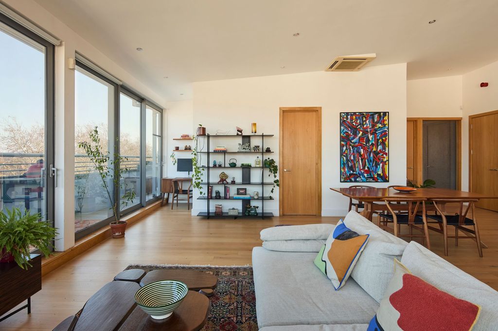 Property photo 3 of 28