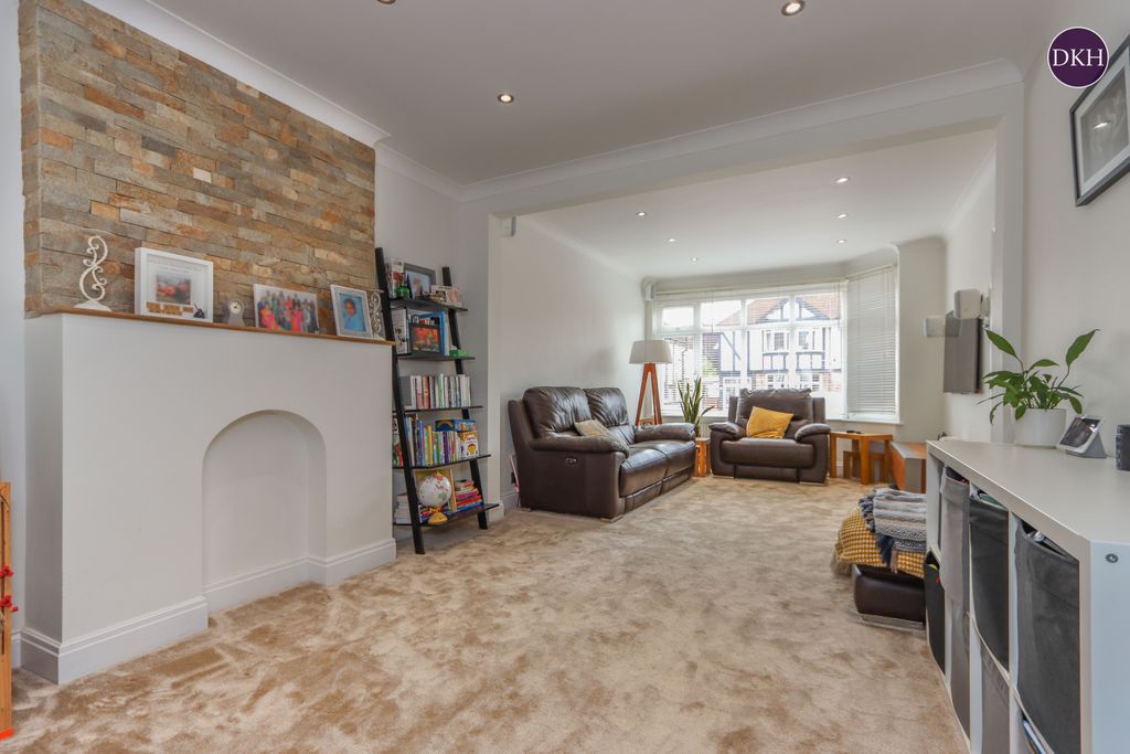 Property photo 3 of 17 Photo 02