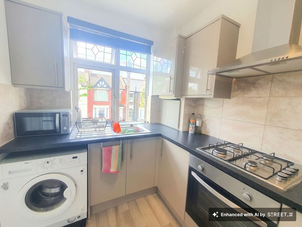 Property photo 3 of 10 Kitchen