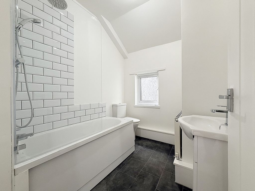 Property photo 2 of 11 Bathroom