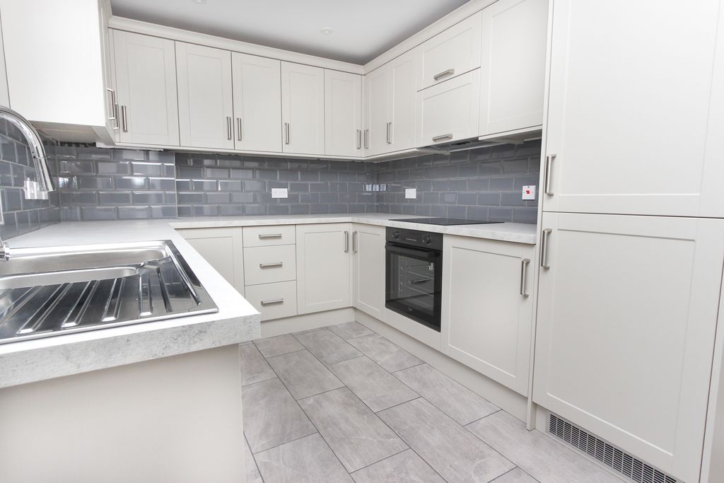 Property photo 2 of 11 Kitchen