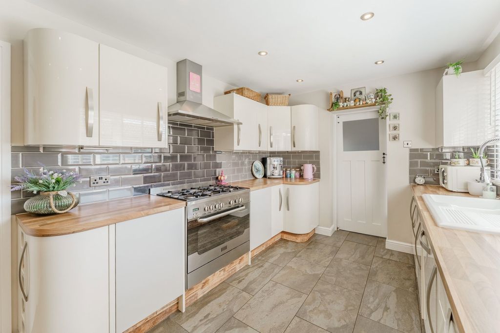 Property photo 3 of 59