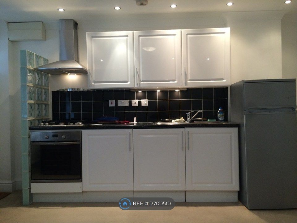 Property photo 3 of 7 Kitchen