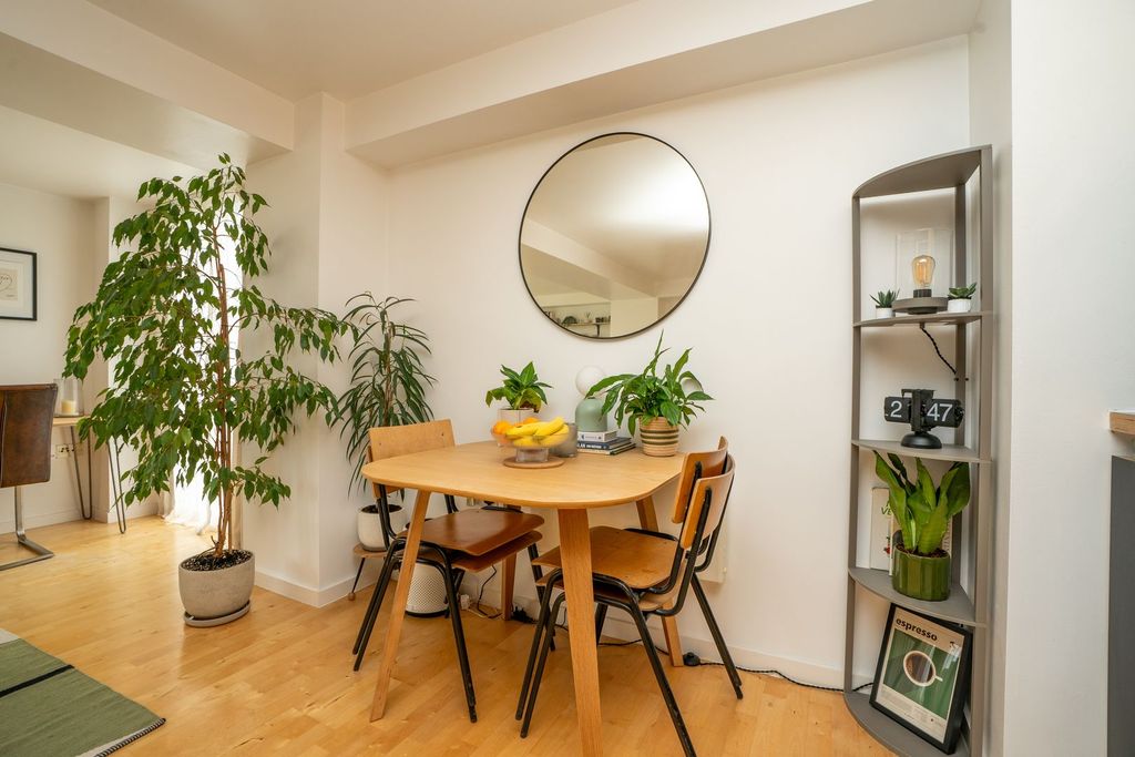 Property photo 2 of 18 F27Saxton11