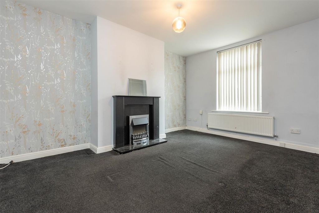 Property photo 3 of 13 Lounge