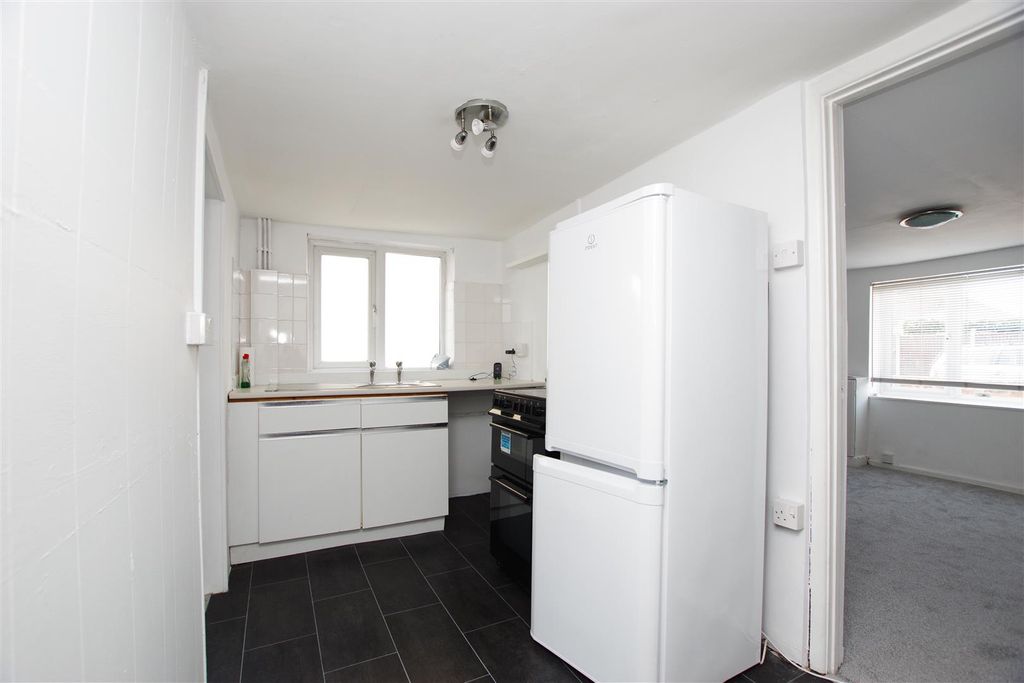 Property photo 3 of 9 Kitchen