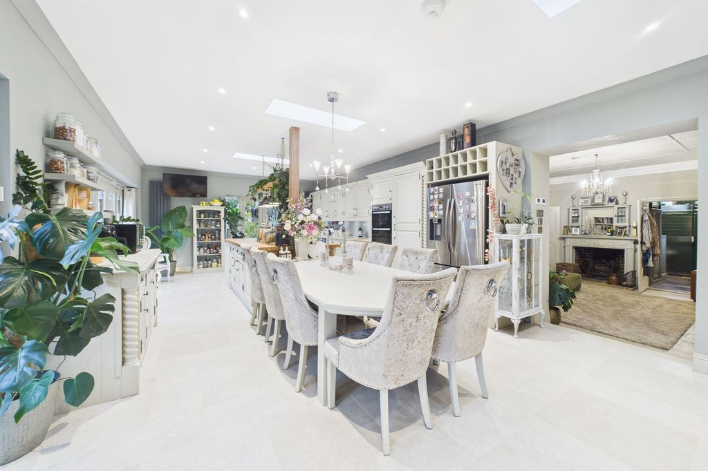 Property photo 2 of 26