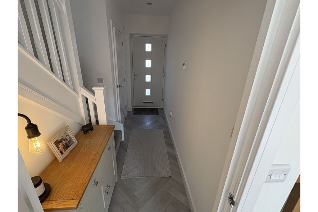 Property photo 3 of 17 Entrance Hall