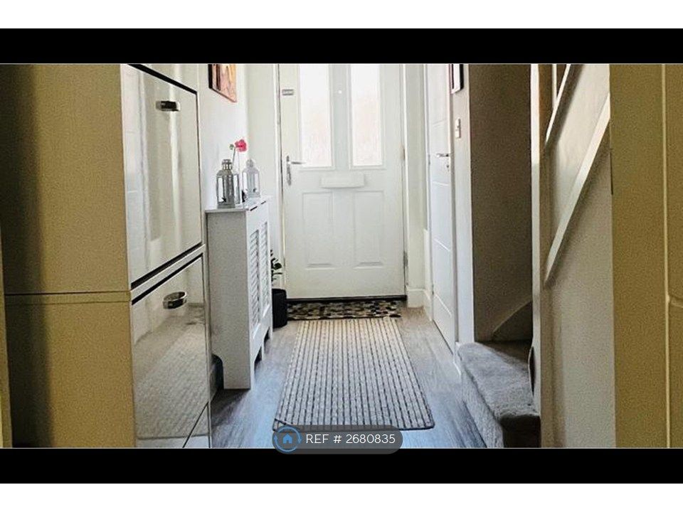 Property photo 2 of 24 Entrance Hallway