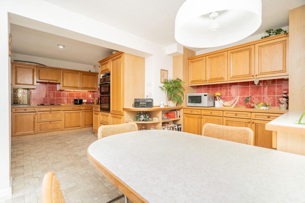 Property photo 2 of 30