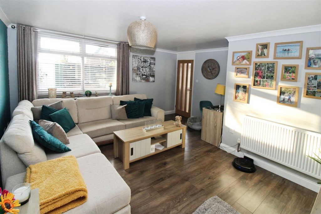 Property photo 2 of 18 Lounge