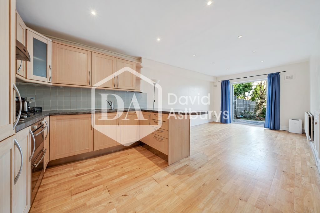 Property photo 2 of 11 41A Woodland Gardens N10 3Ue-1