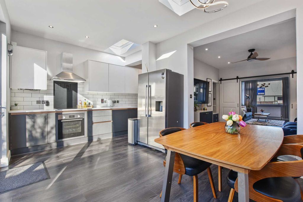 Property photo 2 of 8