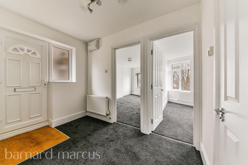 Property photo 3 of 7 Entrance Hall