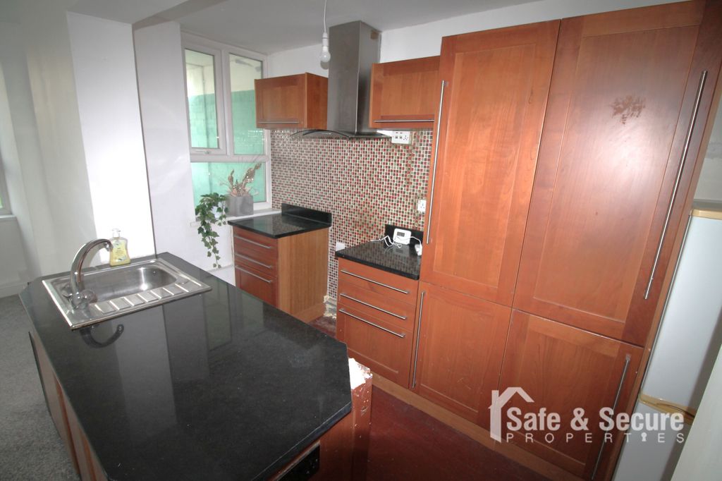 Property photo 3 of 8 Kitchen