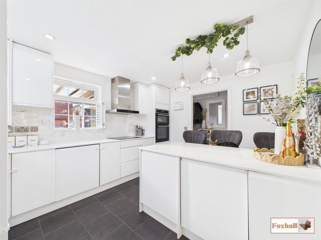 Property photo 3 of 18 Kitchen / Breakfast Area