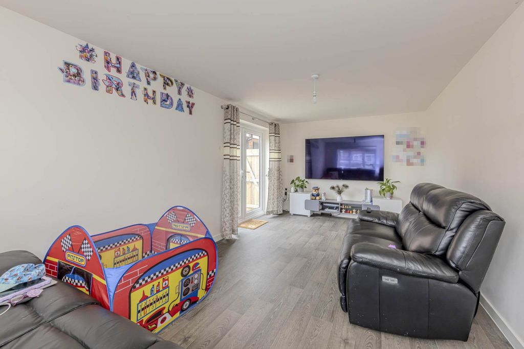 Property photo 3 of 25