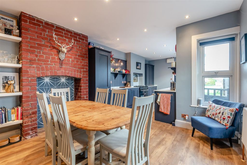 Property photo 2 of 22