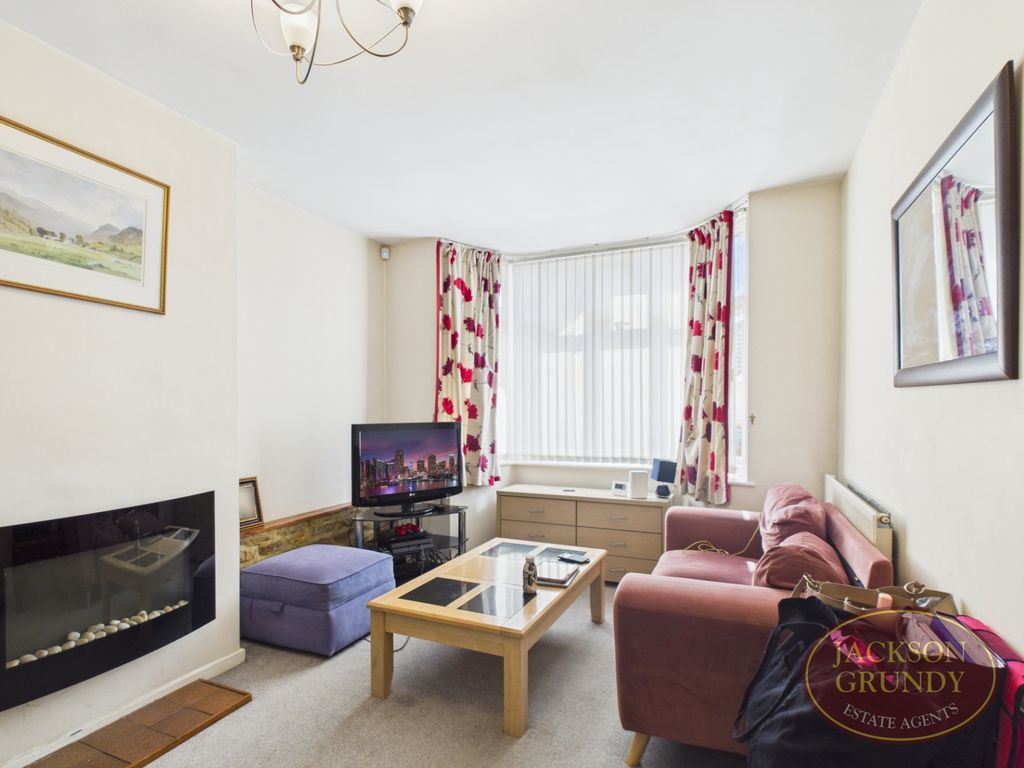 Property photo 2 of 11 Yelvertoft Road