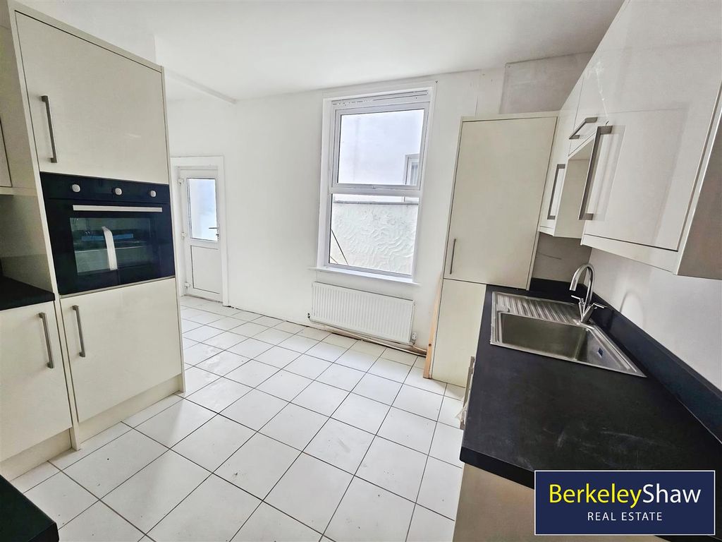 Property photo 3 of 13 Kitchen