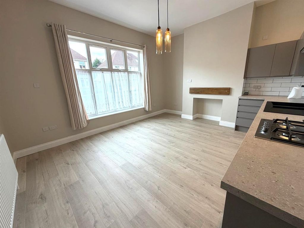 Property photo 2 of 14 Kitchen / Lounge