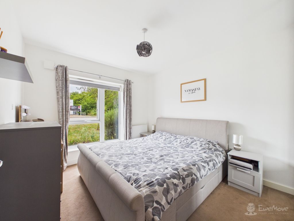 Property photo 3 of 11 Principal Bedroom- Mark Stephens Ewemove Newmarket