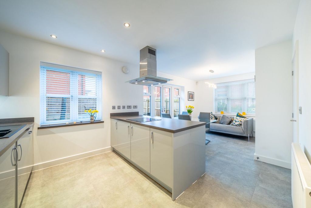 Property photo 3 of 18 Kitchen