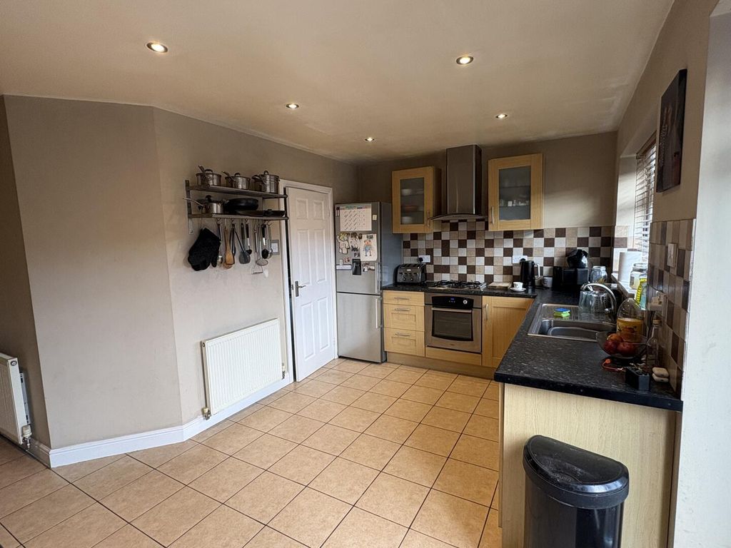 Property photo 3 of 16 Kitchen