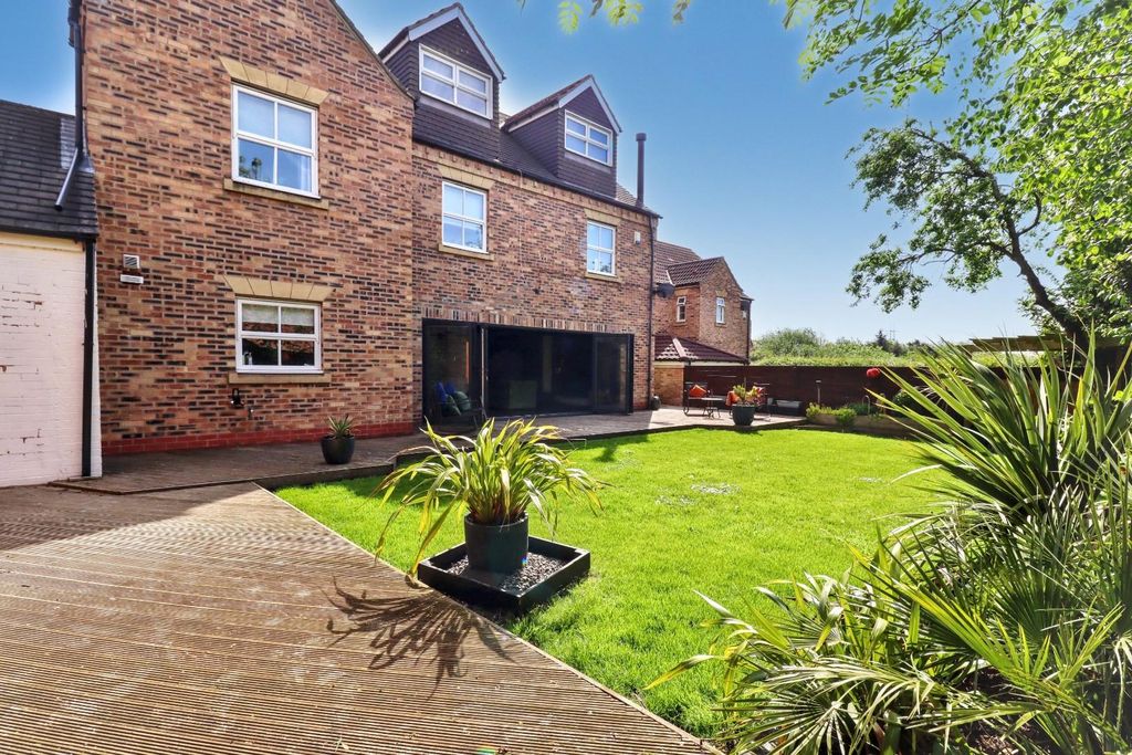Property photo 2 of 39