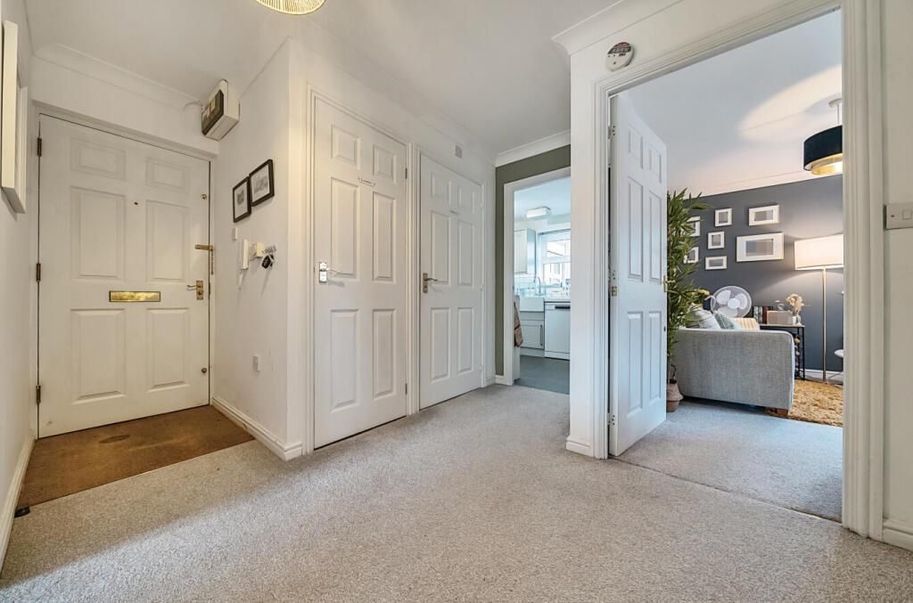 Property photo 2 of 18 Entrance Hall