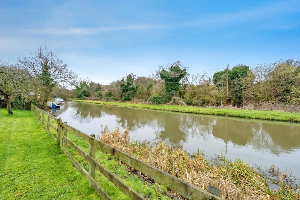 Property photo 3 of 44 Canal